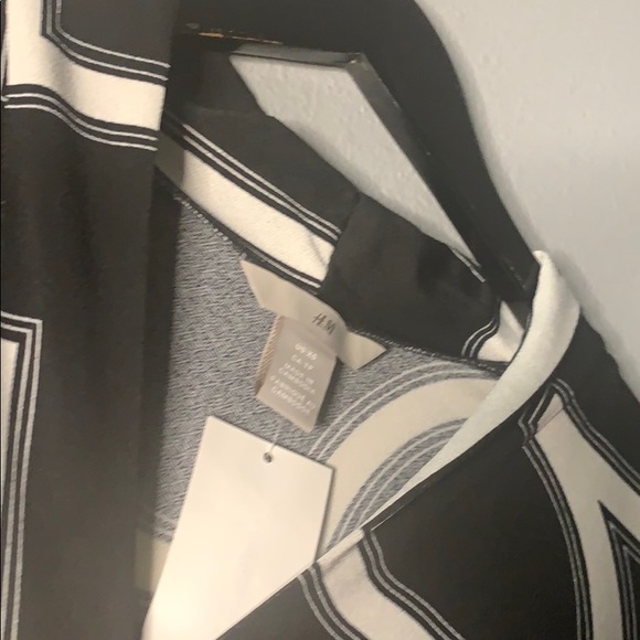 Black stretchy H&M BLOUSE! 🖤🤍 - Picture 4 of 8